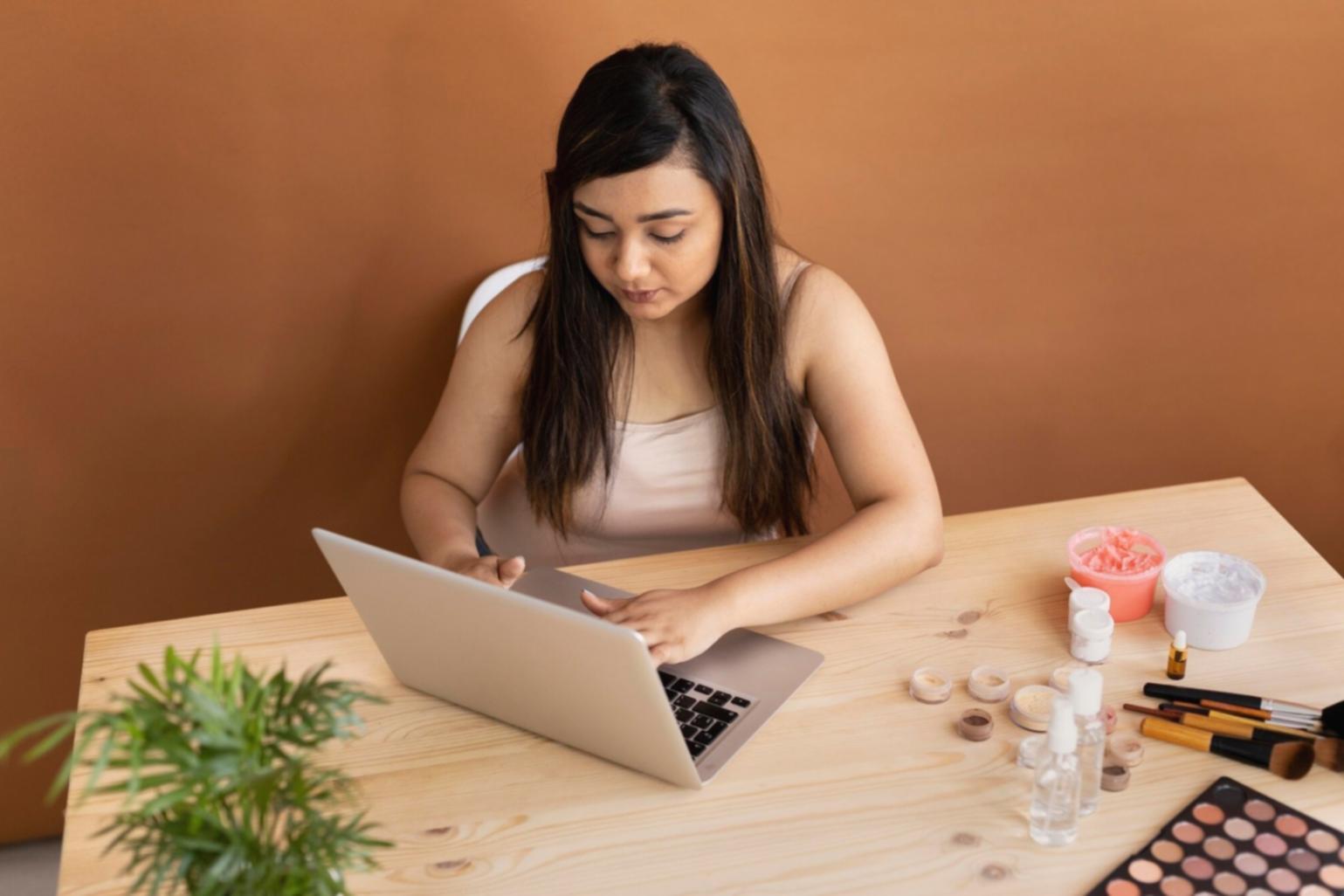 Espace de formation avec tableaux financiers et calculatrices