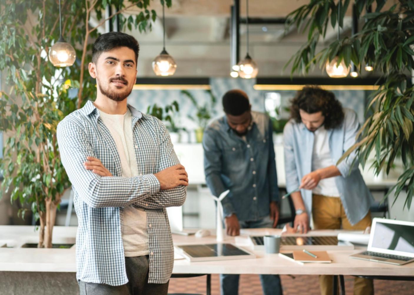 Équipe travaillant sur des solutions financières innovantes